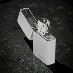 Ronson Chrome Vertical Brushed upaljač na benzin sa otvorenim poklopcem