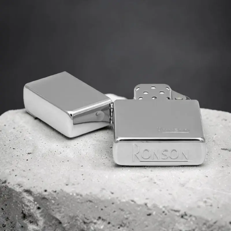 Ronson Chrome Polished - Upaljač na Benzin 6 Detalj sjajne hromirane površine Ronson upaljača