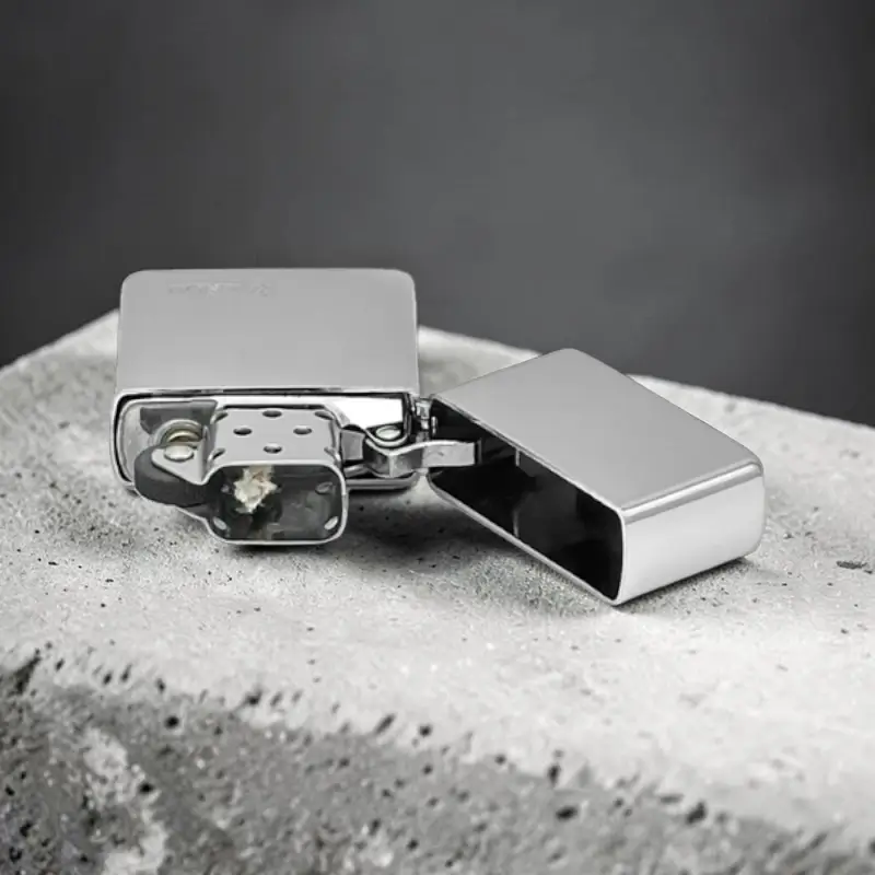 Ronson Chrome Polished - Upaljač na Benzin 7 Mehanizam paljenja Ronson Chrome Polished upaljača sa kremenom