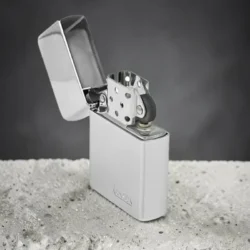 Ronson upaljač na benzin Chrome Polished sa otvorenim poklopcem