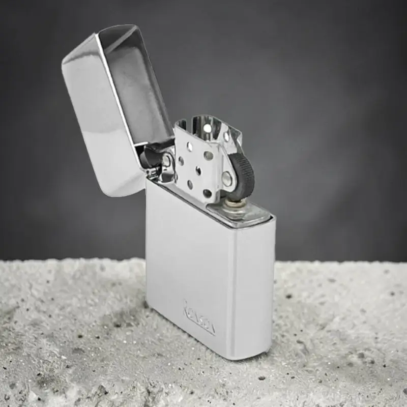 Ronson Chrome Polished - Upaljač na Benzin 4 Ronson upaljač na benzin Chrome Polished sa otvorenim poklopcem