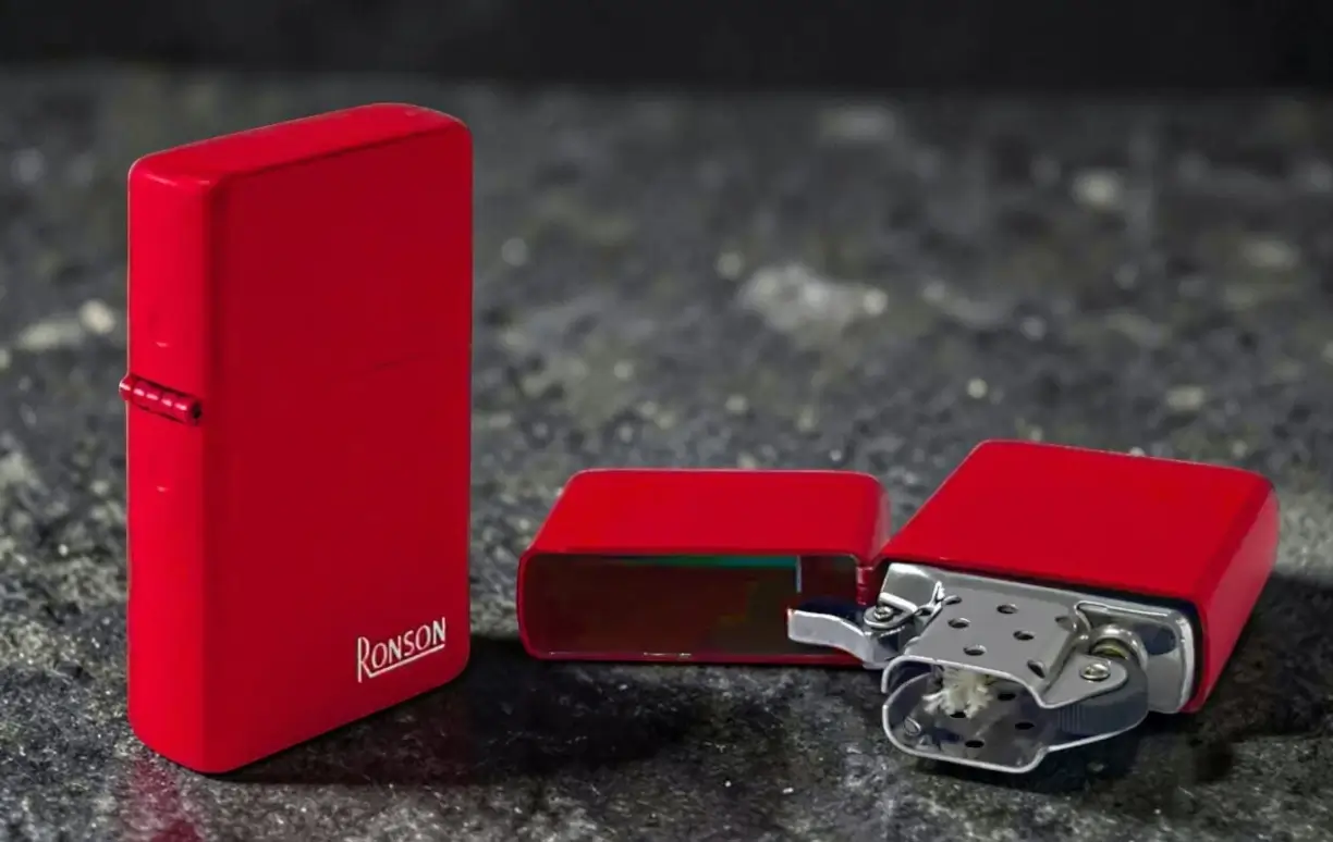 Ronson Red Matt upaljač na benzin - facebook