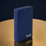 Prikaz Ronson Dark Blue Matt metalnog upaljača sa strane