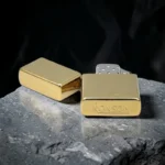 Detalj poliranog zlatnog kućišta Ronson upaljača