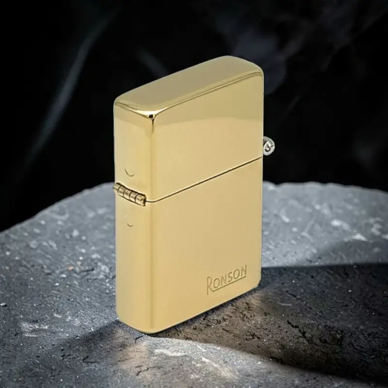 Ronson Gold Polished - Upaljač na Benzin 7 Pogled sa strane na Ronson benzinski upaljač Gold Polished