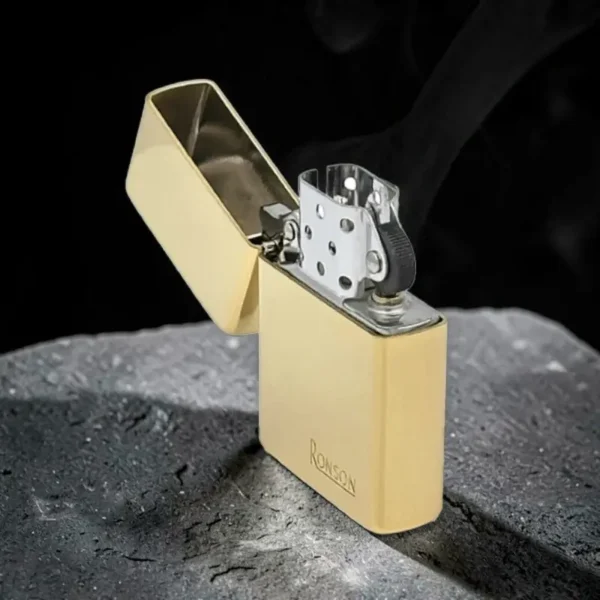 Ronson upaljač na benzin Gold Polished sa otvorenim poklopcem