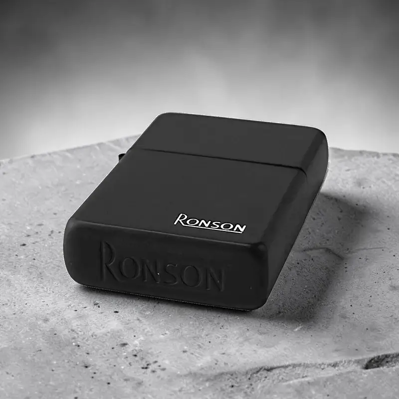 Ronson Black Matt - Upaljač na Benzin 5 Detalj metalnog kućišta Ronson Black Matt upaljača