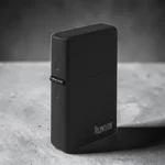Pogled sa strane na Ronson benzinski upaljač Black Matt