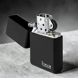 Ronson Black Matt upaljač sa otvorenim poklopcem i fitiljem