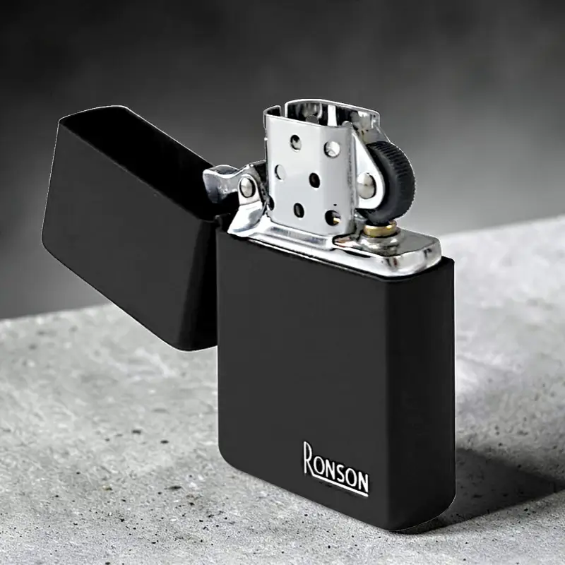 Ronson Black Matt - Upaljač na Benzin 4 Ronson Black Matt upaljač sa otvorenim poklopcem i fitiljem