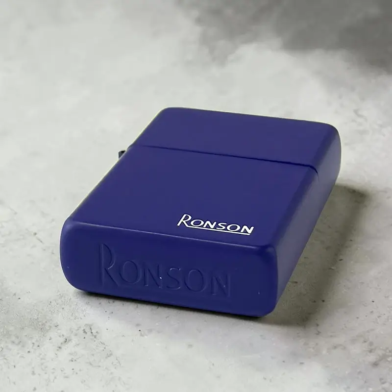 Ronson Purple Matt - Upaljač na Benzin 9 Detalj ljubičaste mat površine Ronson upaljača