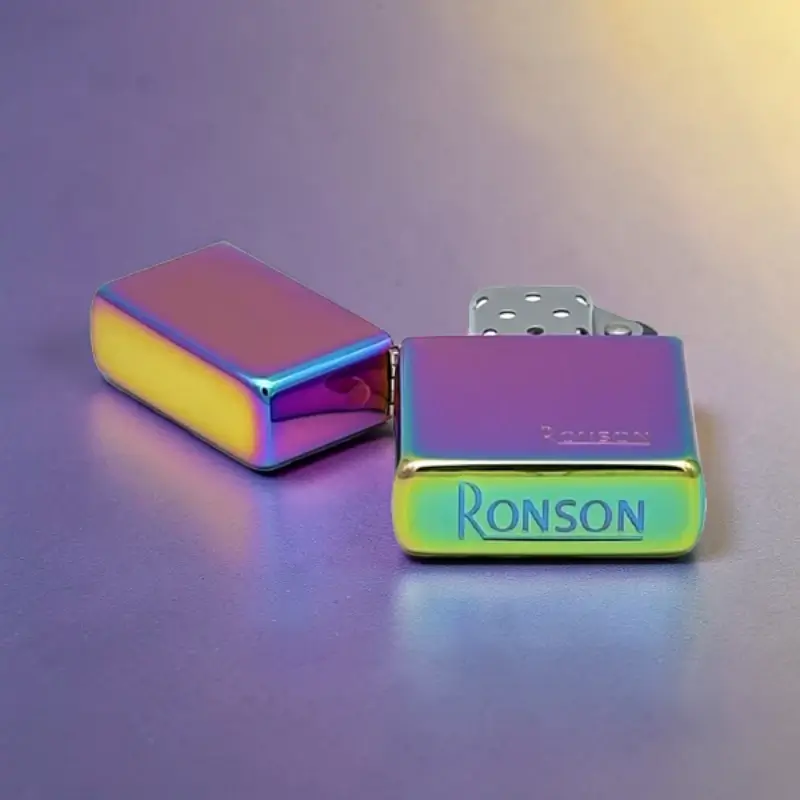 Ronson Rainbow - Upaljač na Benzin 7 Detalj Rainbow metalne površine Ronson upaljača
