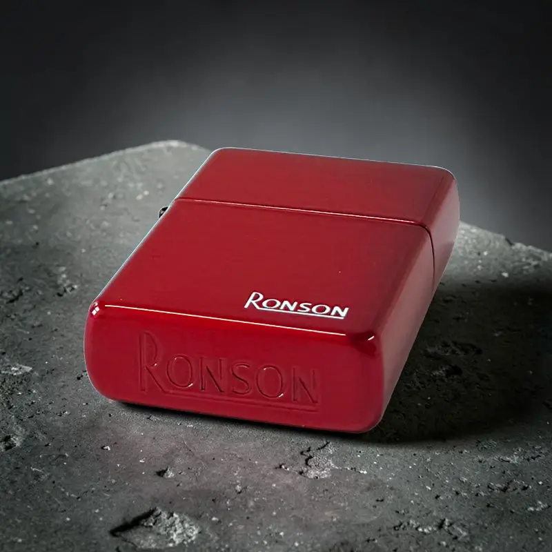 Ronson Red Ice - Upaljač na Benzin 8 Detalj crvene Ice površine Ronson upaljača