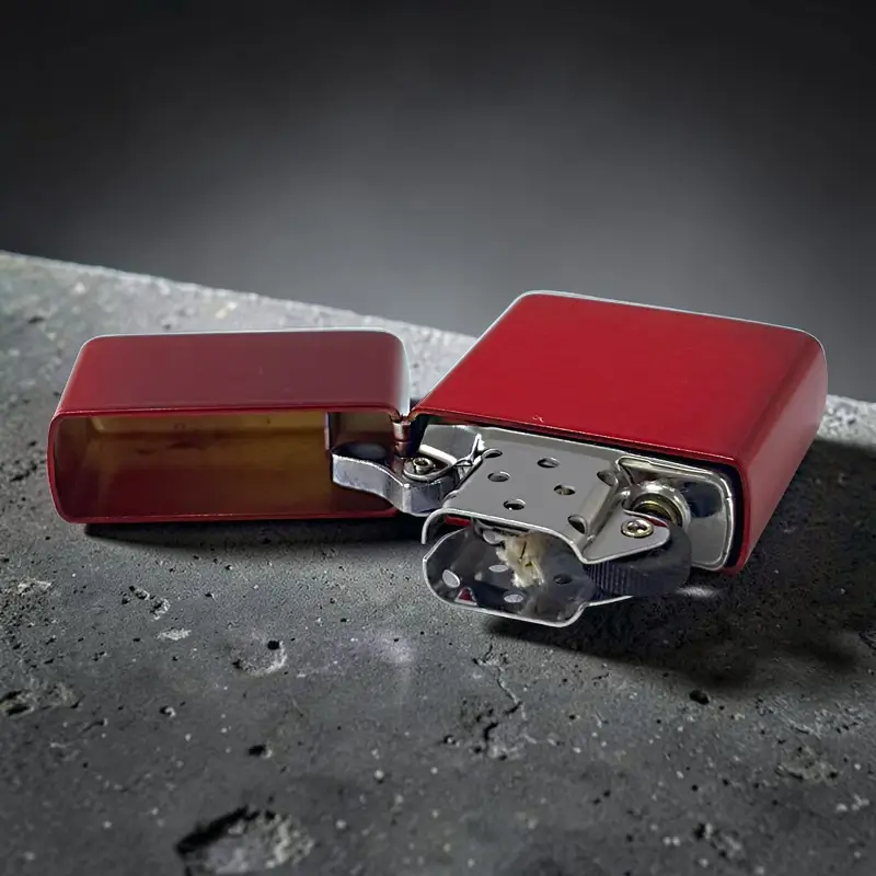 Ronson Red Ice - Upaljač na Benzin 9 Ronson Red Ice klasični benzinski upaljač sa metalnim kućištem