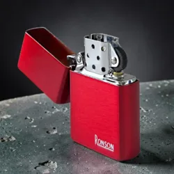 Ronson Red Ice upaljač na benzin sa otvorenim poklopcem i fitiljem