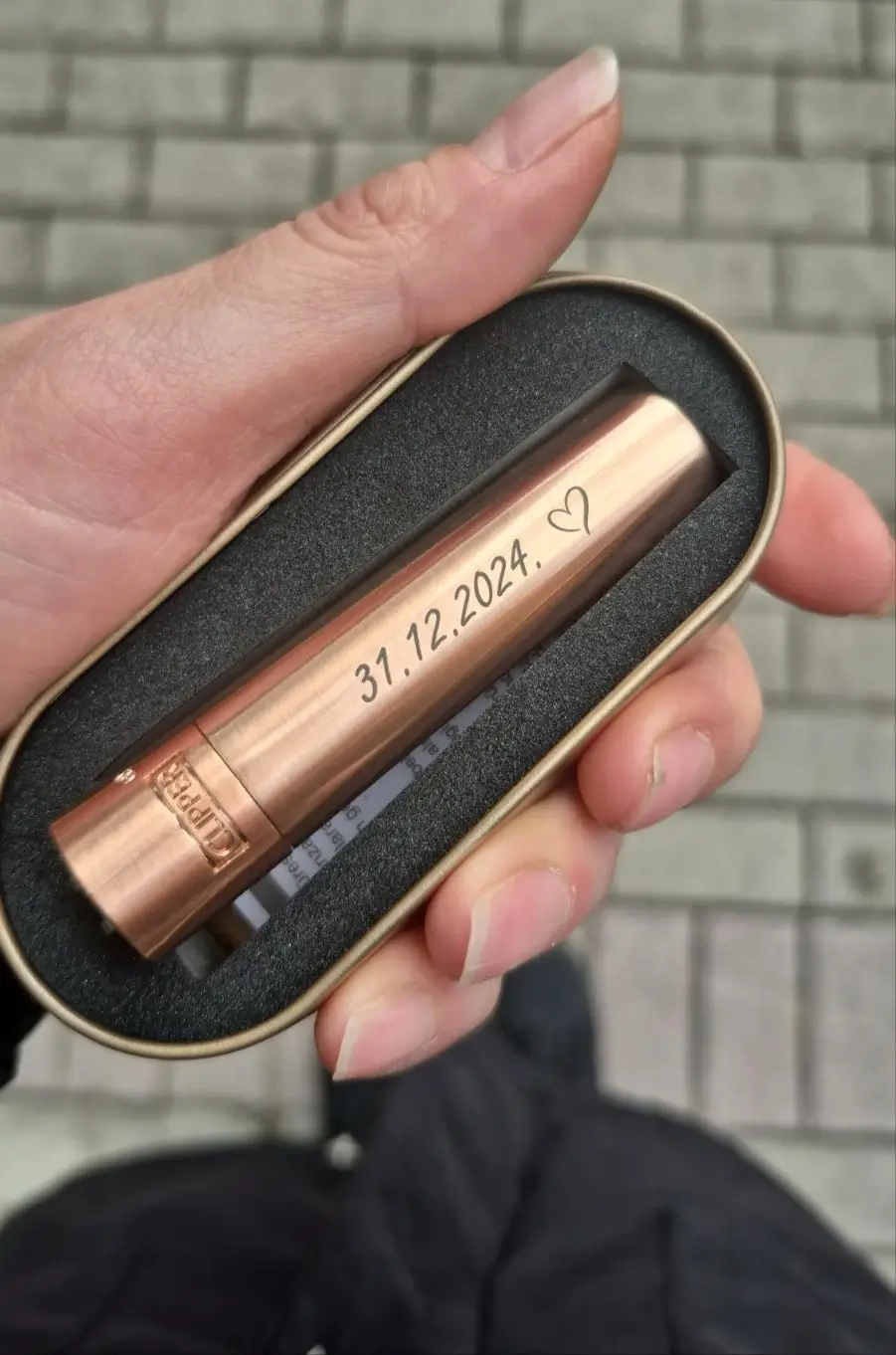 Gravirani Upaljači – Gravirani Zippo Upaljači za Poklon 7 Gravirani Clipper metalni upaljač sa datumom