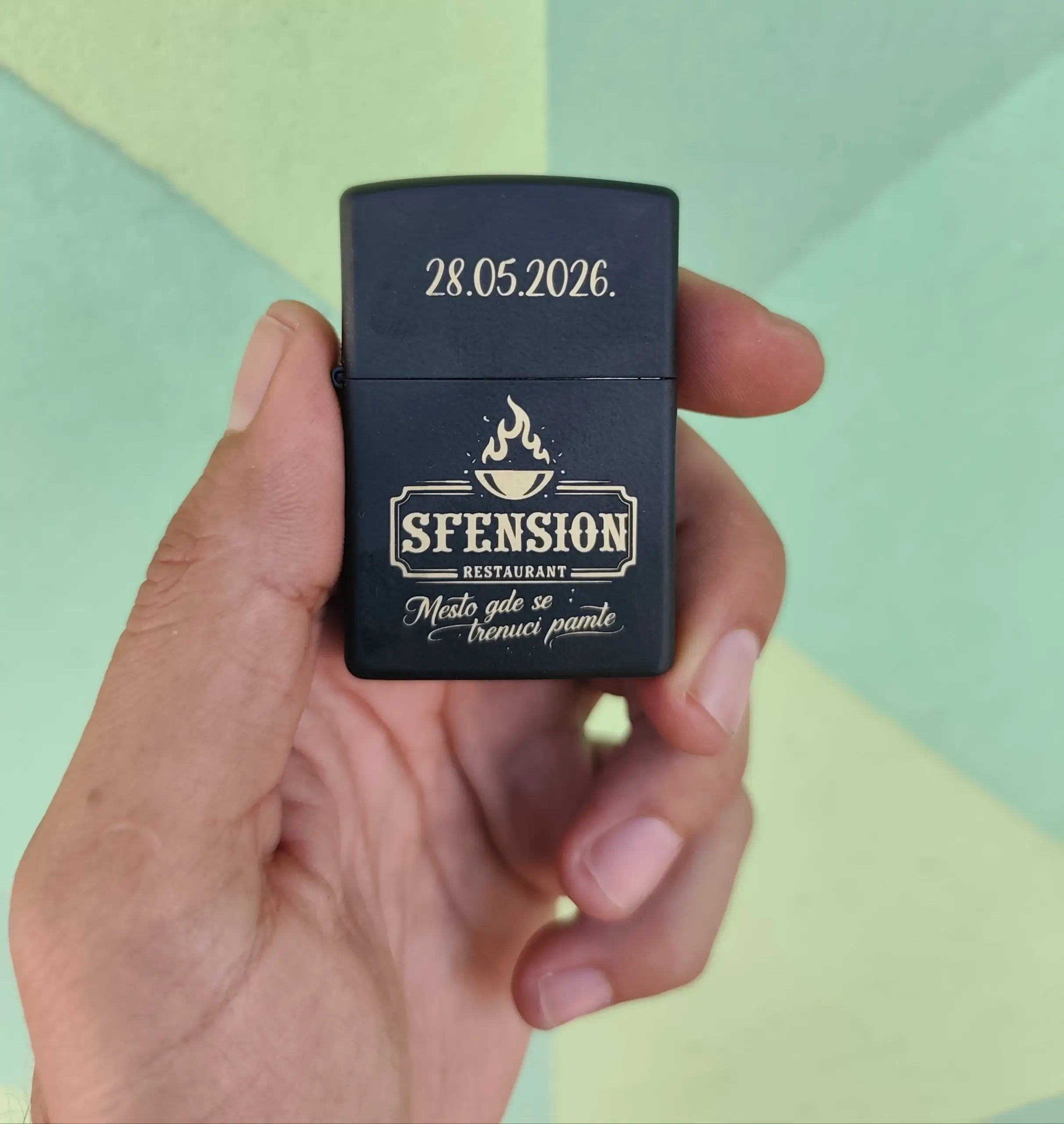 Gravirani Upaljači – Gravirani Zippo Upaljači za Poklon 8 gravirani zippo upaljač sa logotipom restorana