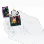 Zippo Alien Design Iridescent upaljač prikazan otvoren u ruci