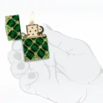Zippo Argyle Leaf 46265 otvoren upaljač prikazan u ruci