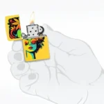 Zippo Blazing Beauty 46231 otvoren upaljač prikazan u ruci