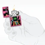 Zippo Cannabis Frequency 48928 otvoren upaljač prikazan u ruci