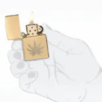 Zippo Cannabis Leaf 46560 otvoren upaljač prikazan u ruci