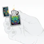 Zippo Captivating Cannabis otvoren upaljač u ruci