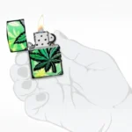 Zippo Glowing Leaves 46253 otvoren upaljač prikazan u ruci