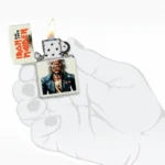 Zippo Iron Maiden Glowing Eddie upaljač u ruci