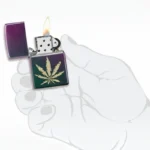 Zippo Marijuana Leaf Iridescent 49185 otvoren upaljač prikazan u ruci