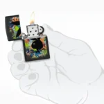 Zippo Playboy Cannabis otvoren upaljač prikazan u ruci
