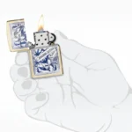 Zippo Sativa Serenity Champagne upaljač otvoren u ruci
