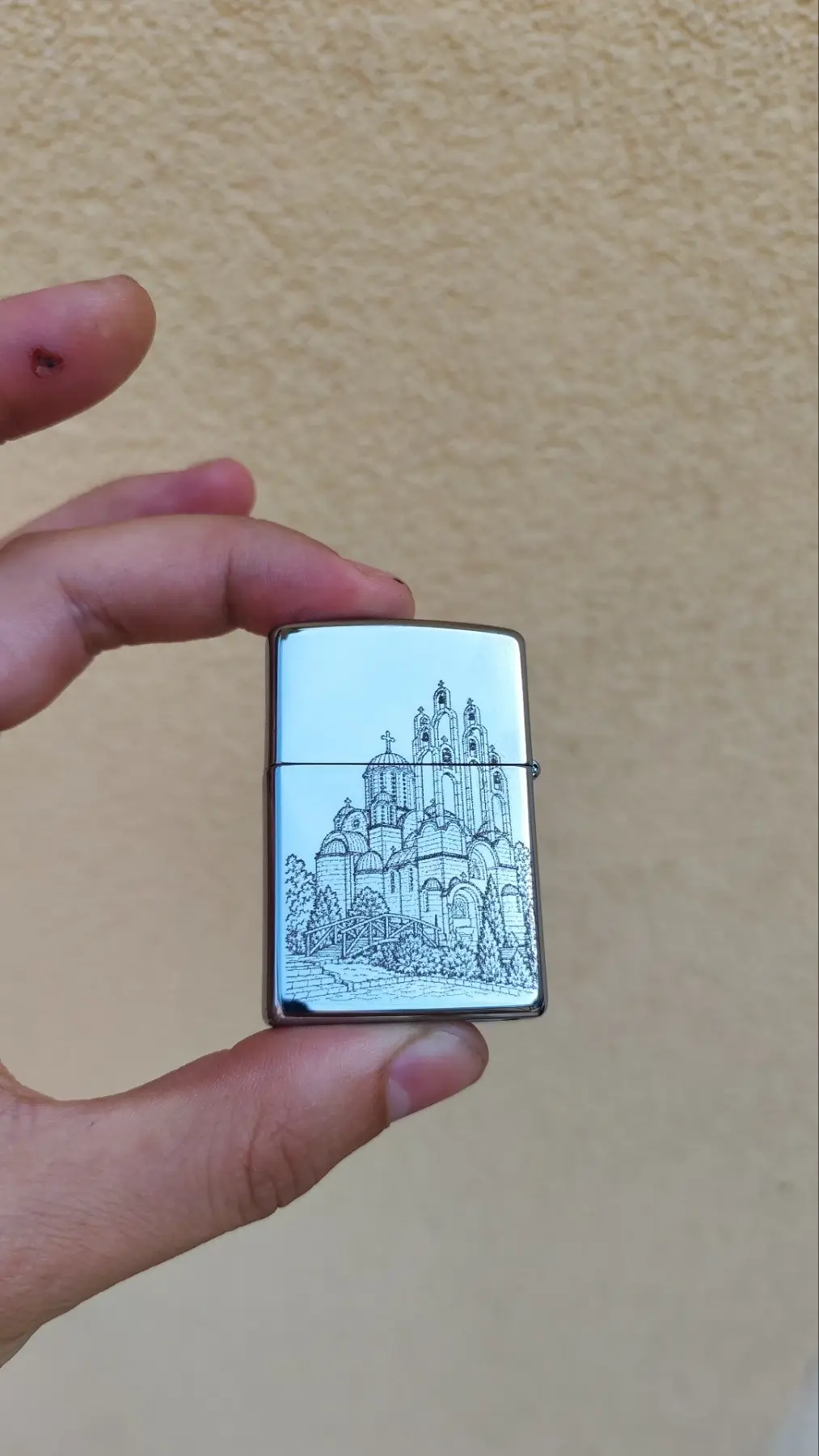 AI graviranje upaljača – od ideje u ChatGPT-u do Zippo gravure 7 AI gravura Zippo upaljača sa detaljnim motivom crkve