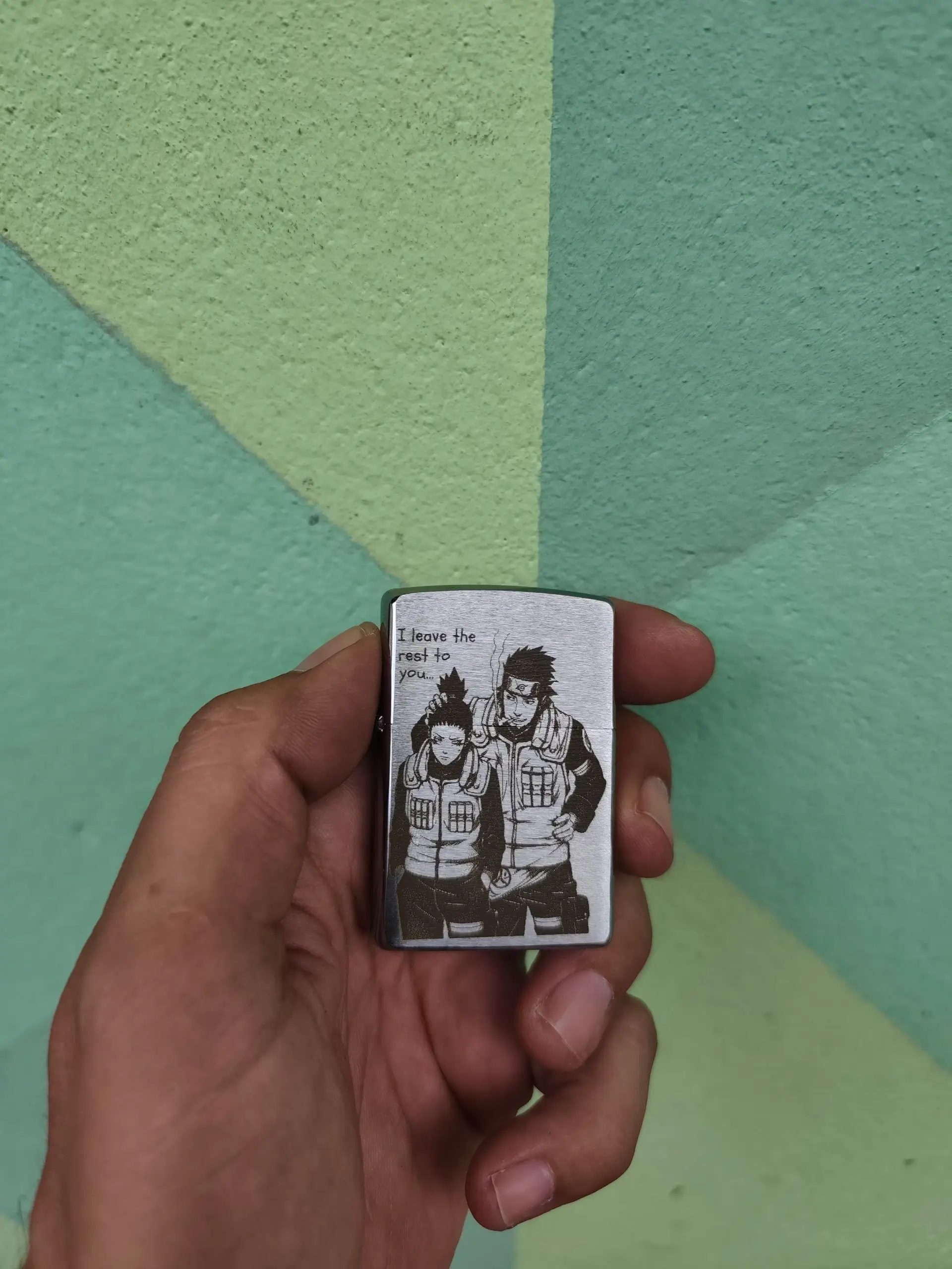 AI graviranje upaljača – od ideje u ChatGPT-u do Zippo gravure 16 Gotova AI gravura sa dva anime lika na Zippo upaljaču