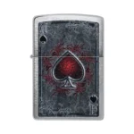 Zippo Antiqued Ace – detalj dizajna sa crvenim Asom pik