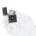 Zippo Antiqued Ace upaljač u ruci sa upaljenim plamenom