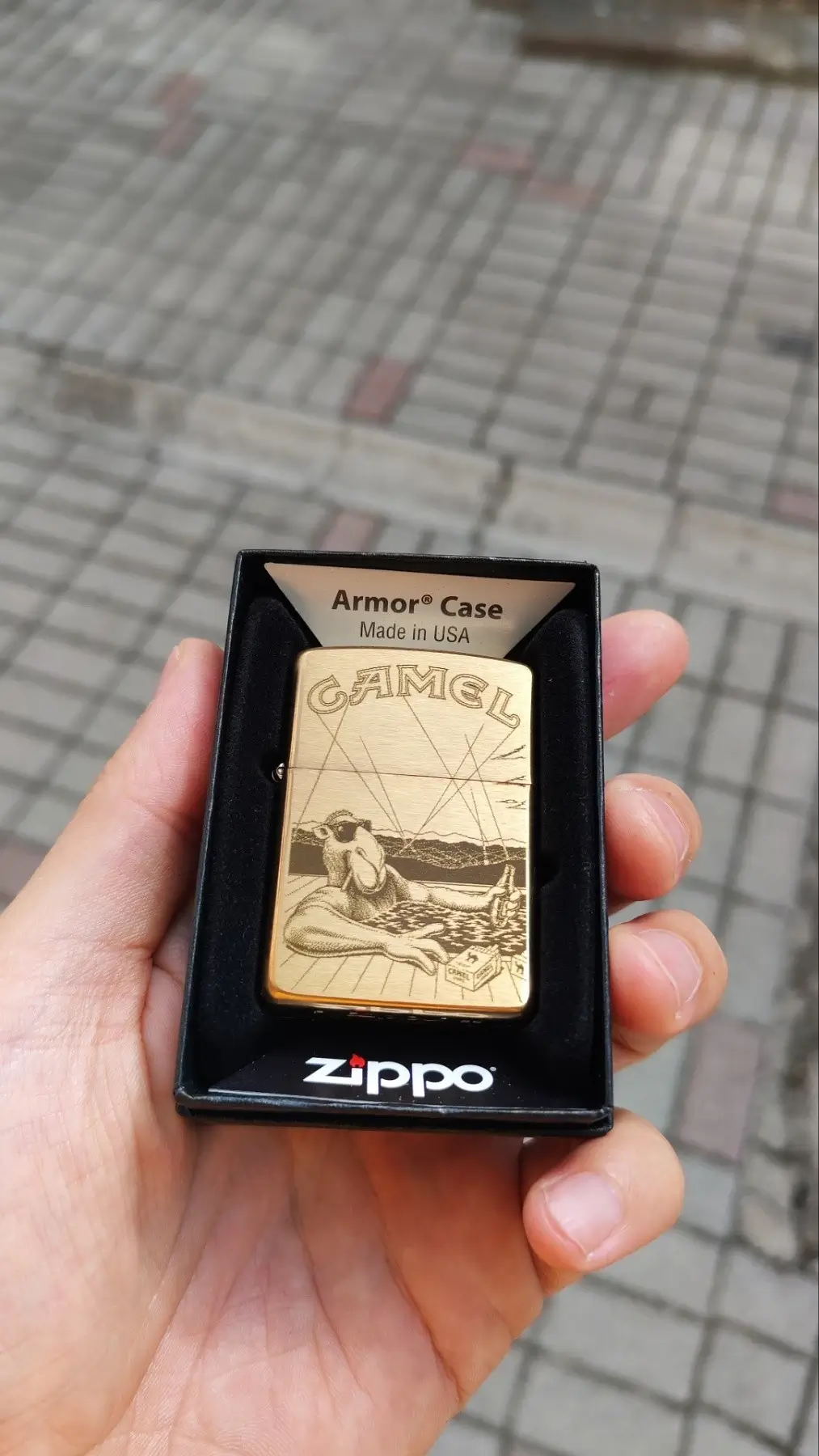 AI graviranje upaljača – od ideje u ChatGPT-u do Zippo gravure 13 Gotov Zippo upaljač sa Camel gravurom izrađenom prema željenom motivu
