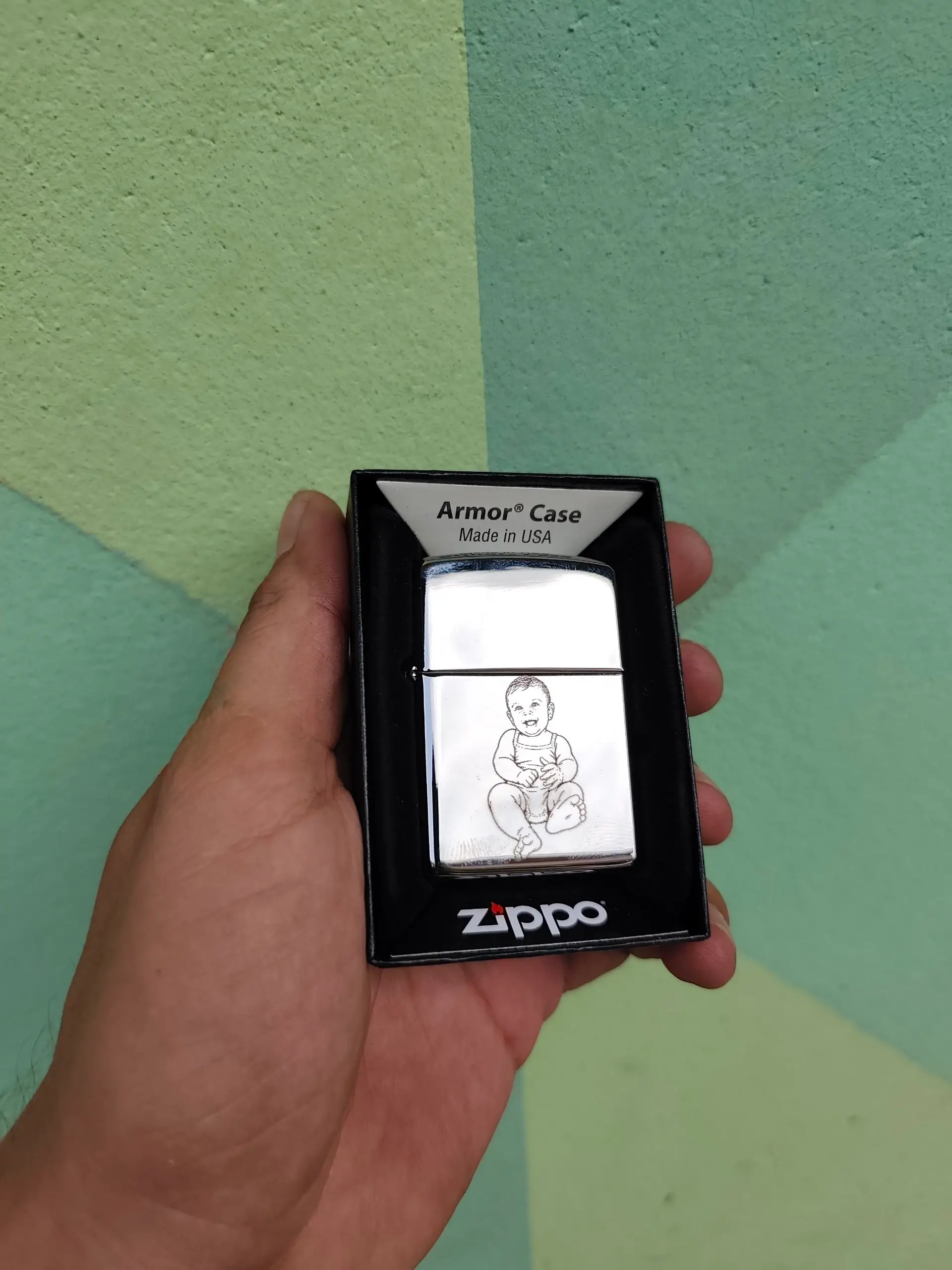 AI graviranje upaljača – od ideje u ChatGPT-u do Zippo gravure 10 Gotov Zippo upaljač sa gravurom fotografije bebe