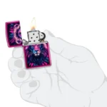 Zippo Multicolor Lion upaljač u ruci sa upaljenim plamenom