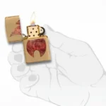 Zippo Rusty Flame upaljač u ruci sa upaljenim plamenom