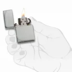 Zippo 1935 Replica upaljač otvoren u ruci